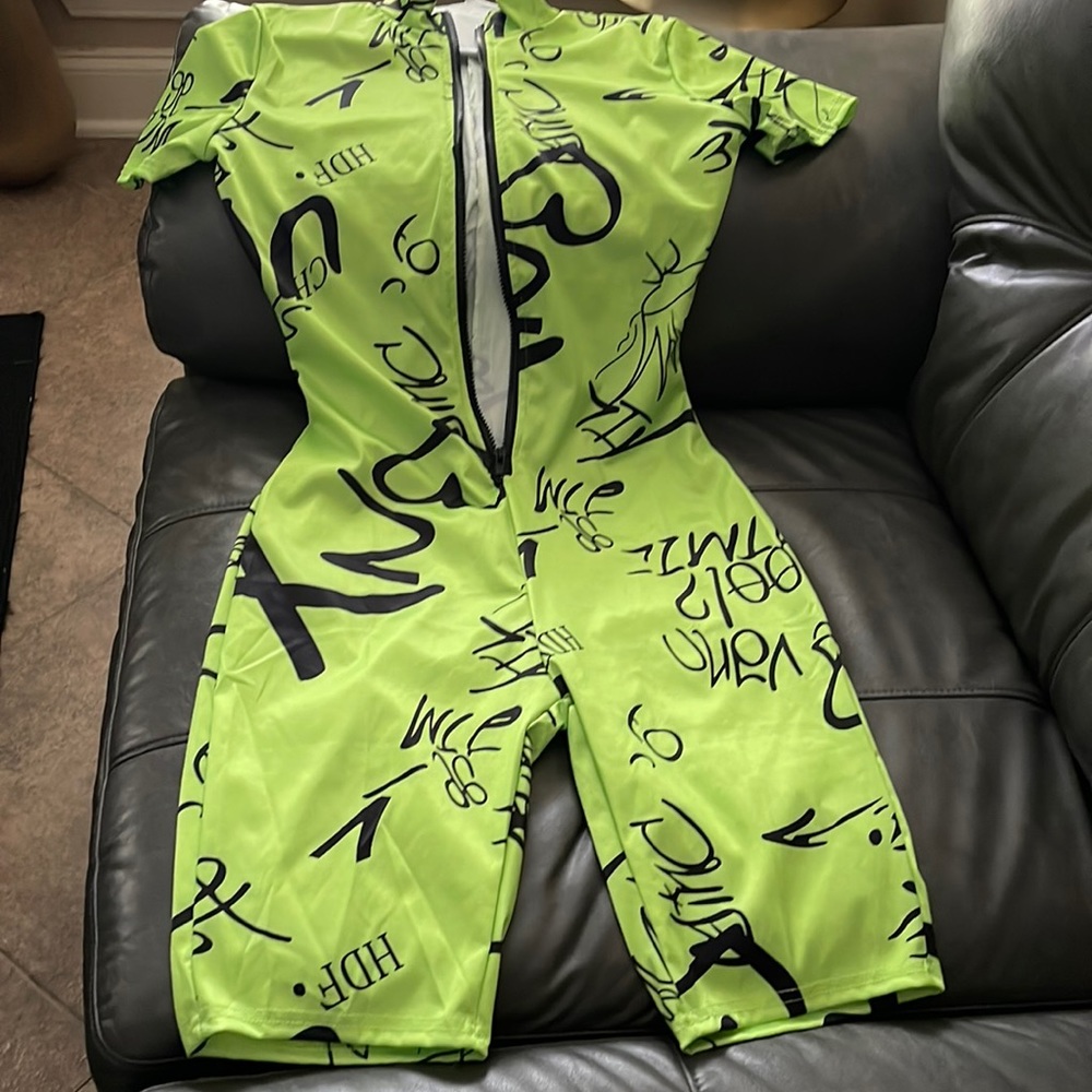 NWOT neon/blk ltr print romper.
